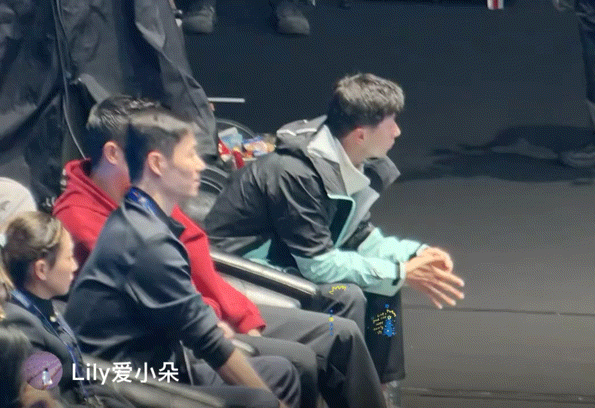 在场外观众席观看国乒男团伦敦团体世乒赛淘汰赛首轮对阵澳大利亚比赛的马龙！依旧改