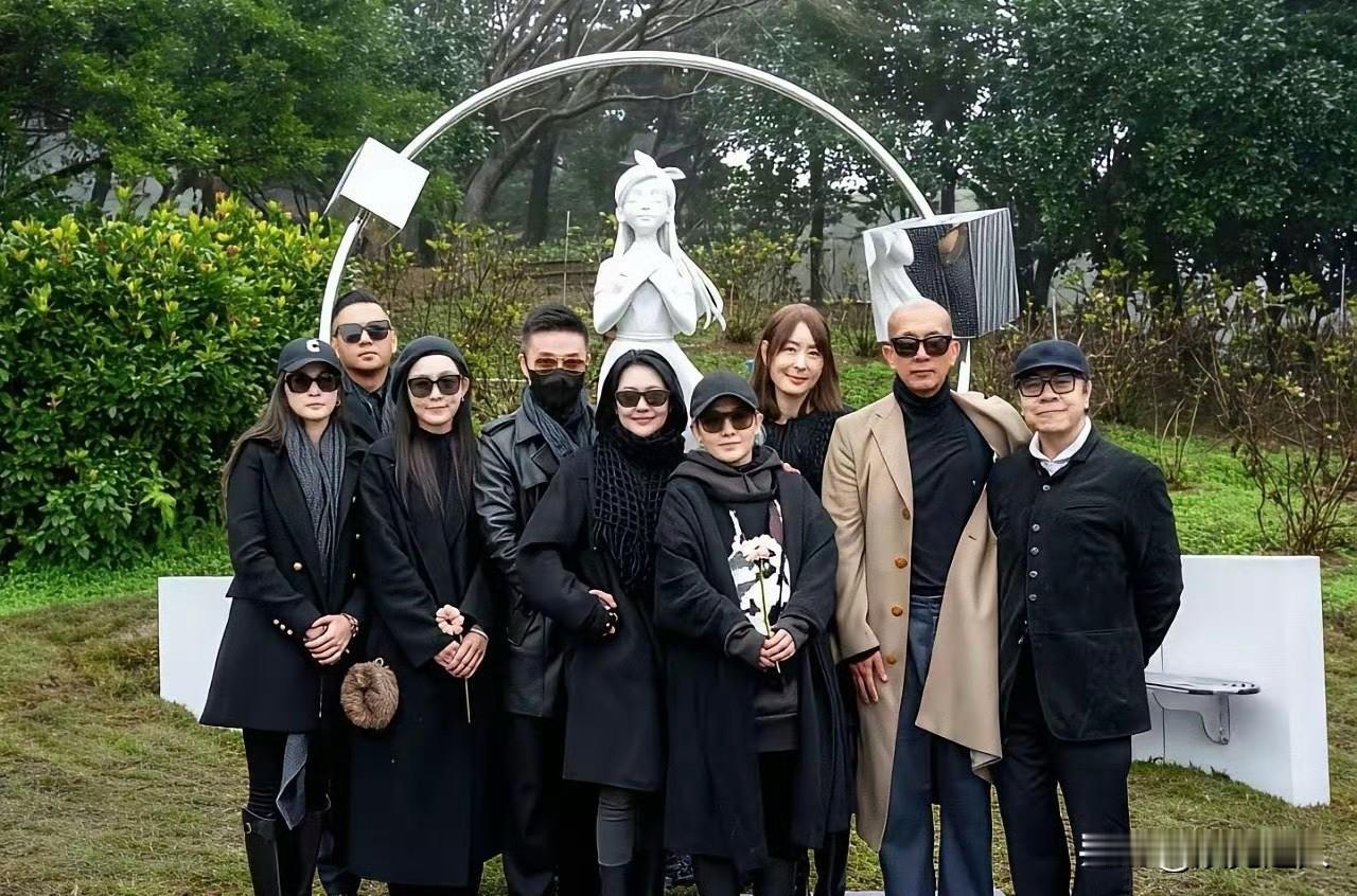 听说大S这尊雕像花了三百多万，是具俊晔花了一整年时间构思出来的。雕像落成的现场