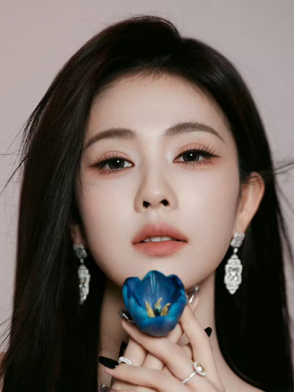 白鹿现在身上有一种不怒自威的感觉，这种气场我只在少数大花身上见到过。白鹿我今天