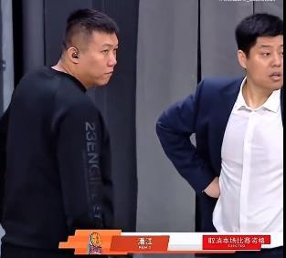 老实人潘江也被裁判的判罚给逼急了，愤怒的进场地内示范对方伸腿动作，结果裁判给潘江