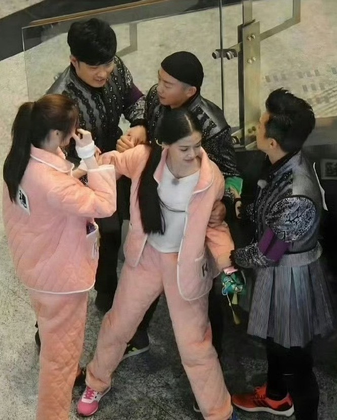 原来以前的跑男是素颜拍摄，就连穿睡衣都那么美