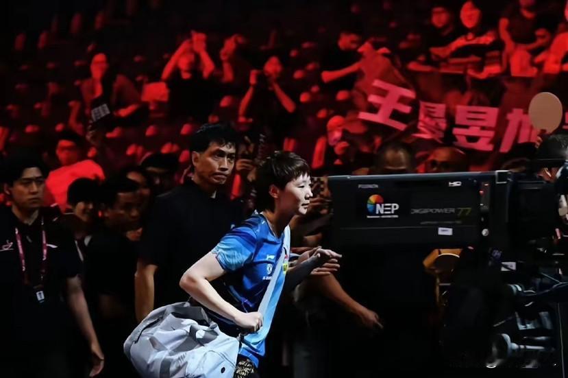 我跟闺蜜说：今天是曼昱生日，本想着她能卫冕亚洲杯当礼物，结果和莎莎打了七局，最