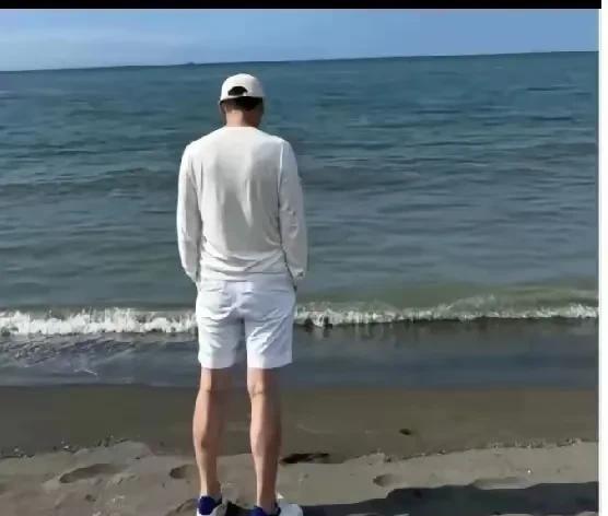 说他作秀没人反对吧带着小玥儿去之前的海边喝同一间咖啡屋的咖啡看同一片天空和
