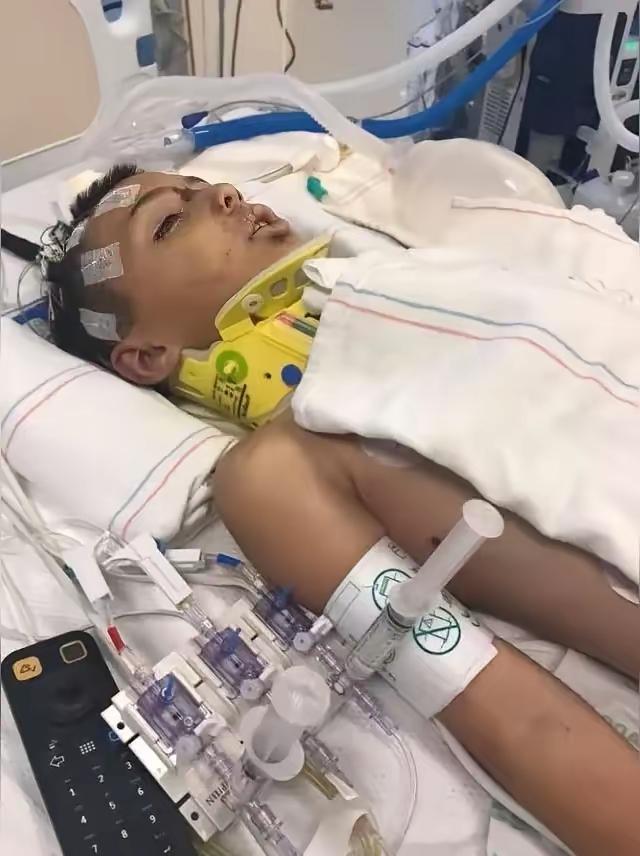 刚刷完山东那个10岁男孩的新闻，心里挺不是滋味的。一开始看家属哭诉“孩子被切了6