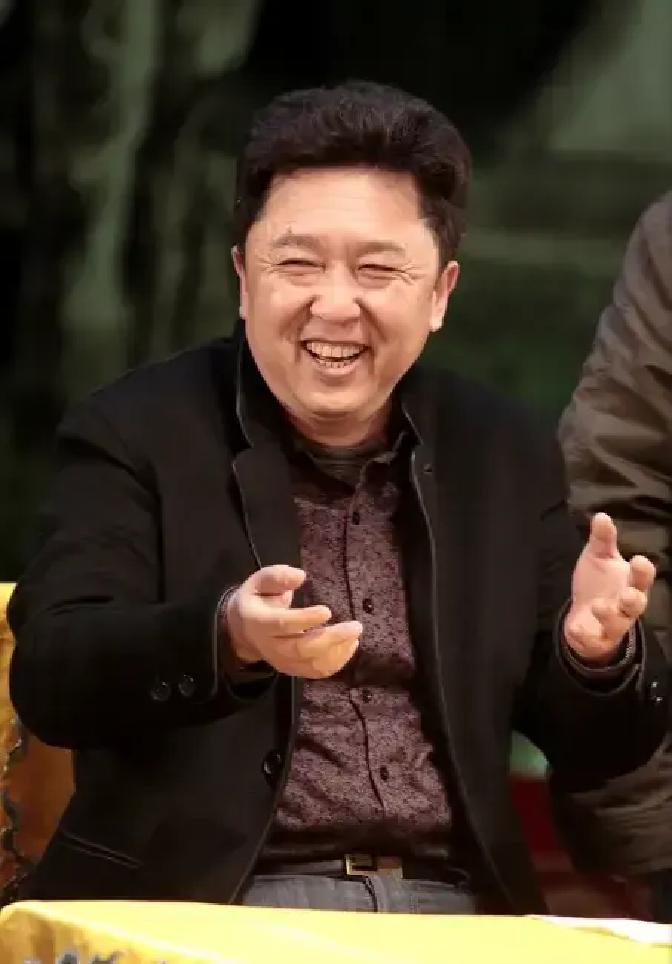 一次，鲁豫问于谦：“平时聚餐，你会喊郭德纲一起么？”于谦摆摆手：“我们吃饭从来不叫他！”鲁豫不解：“