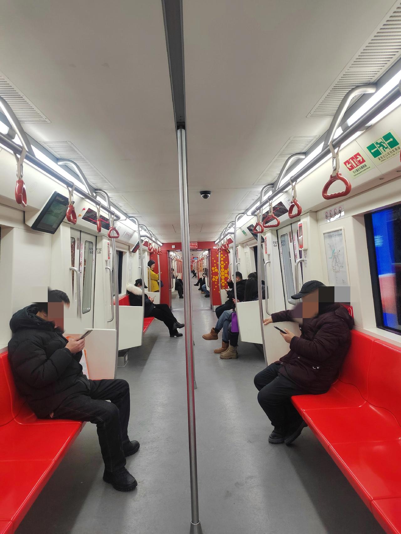 下班路过一个公考机构的补习班，正好赶上这帮学生下课！哎呀，我一路过这个辣眼睛🙈