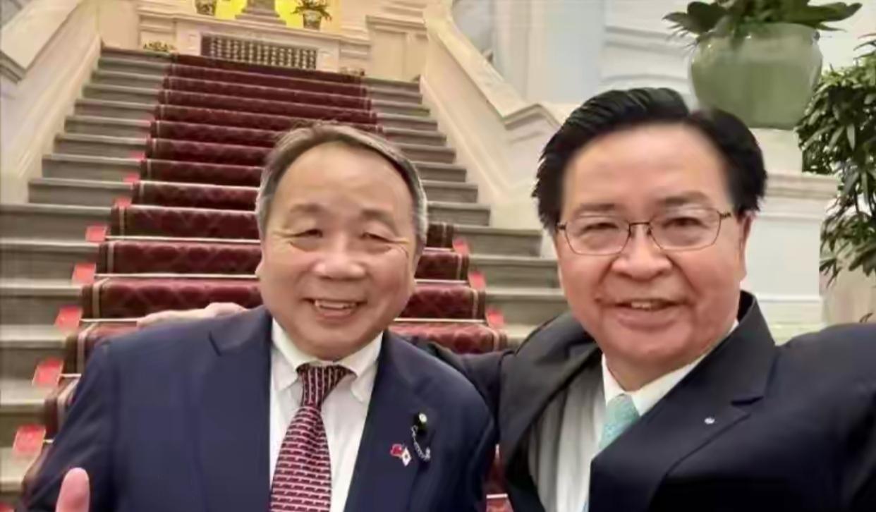 什么叫做不知羞耻，大概就是“台独”顽固分子吴钊燮在社交平台上说的这句话吧:“石