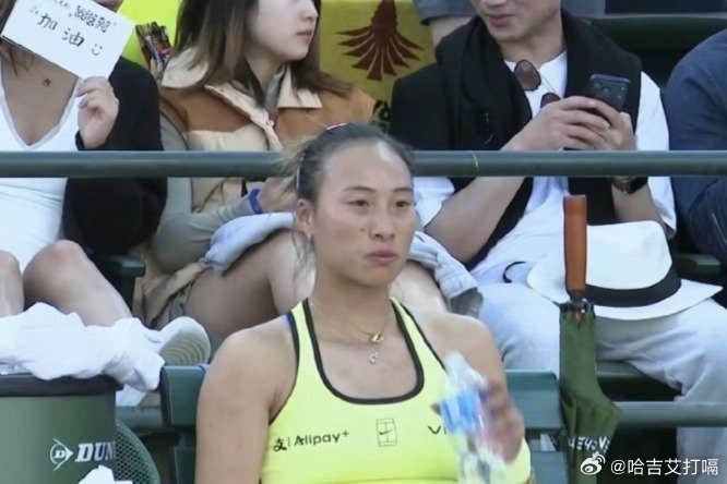 凤凰新闻【0-2！郑钦文复出首秀输世界第57，一轮游止步64强，新教练遭质疑】北