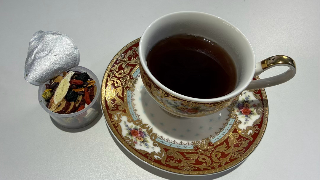 今天去逛街，发现好几个姐姐看打扮都是非常有钱的，拿的香奈儿爱马仕的包，身上都是