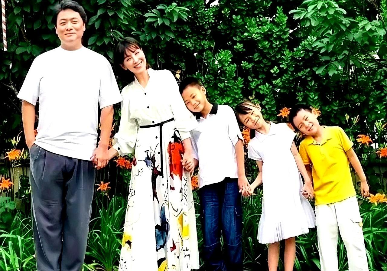 19岁就敢为了爱情跟导演私奔，住地下室裸婚，还接连生了仨孩子，这姑娘胆子可真够大