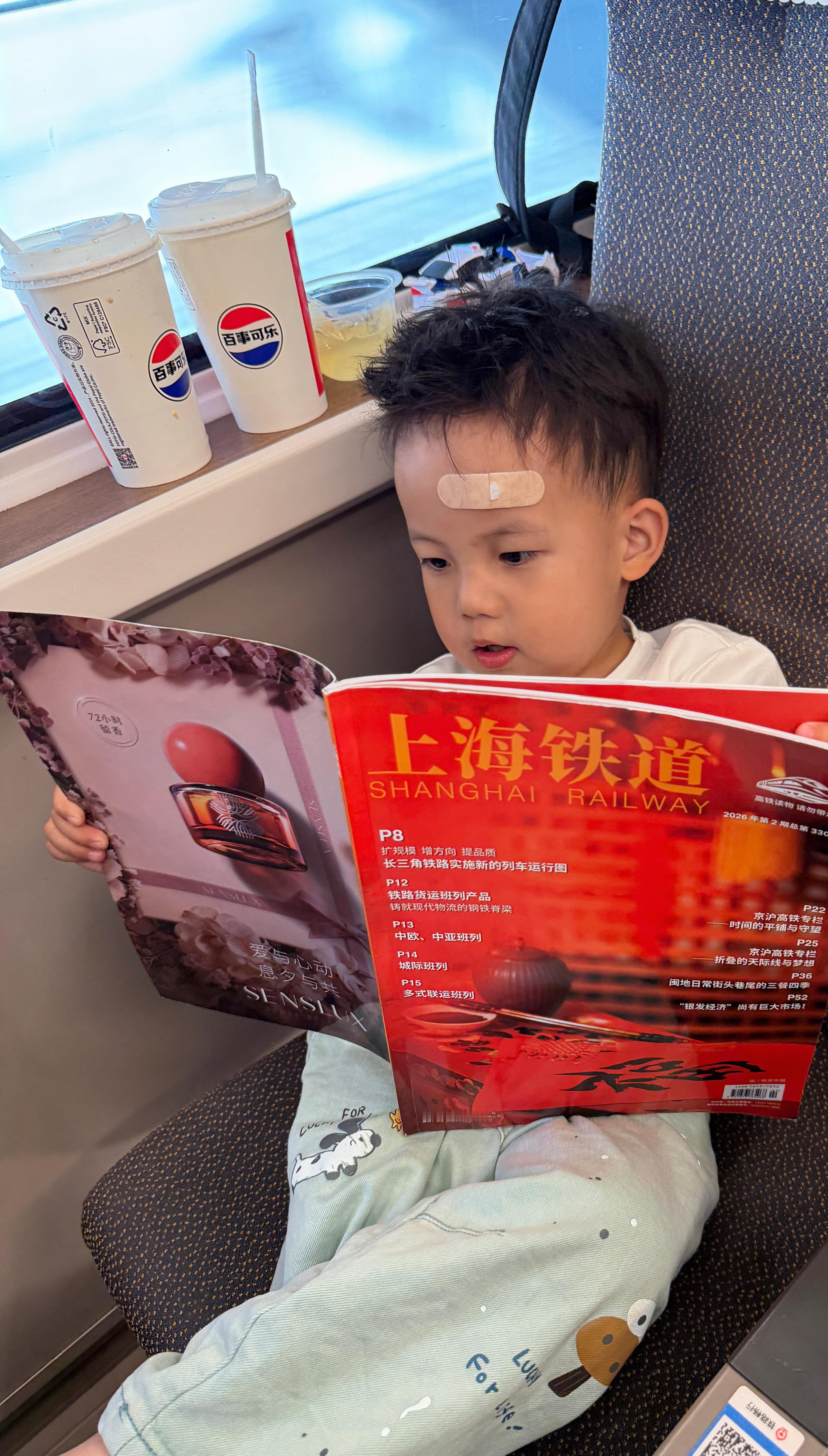 他自己拿起书本装模作样看了一会。