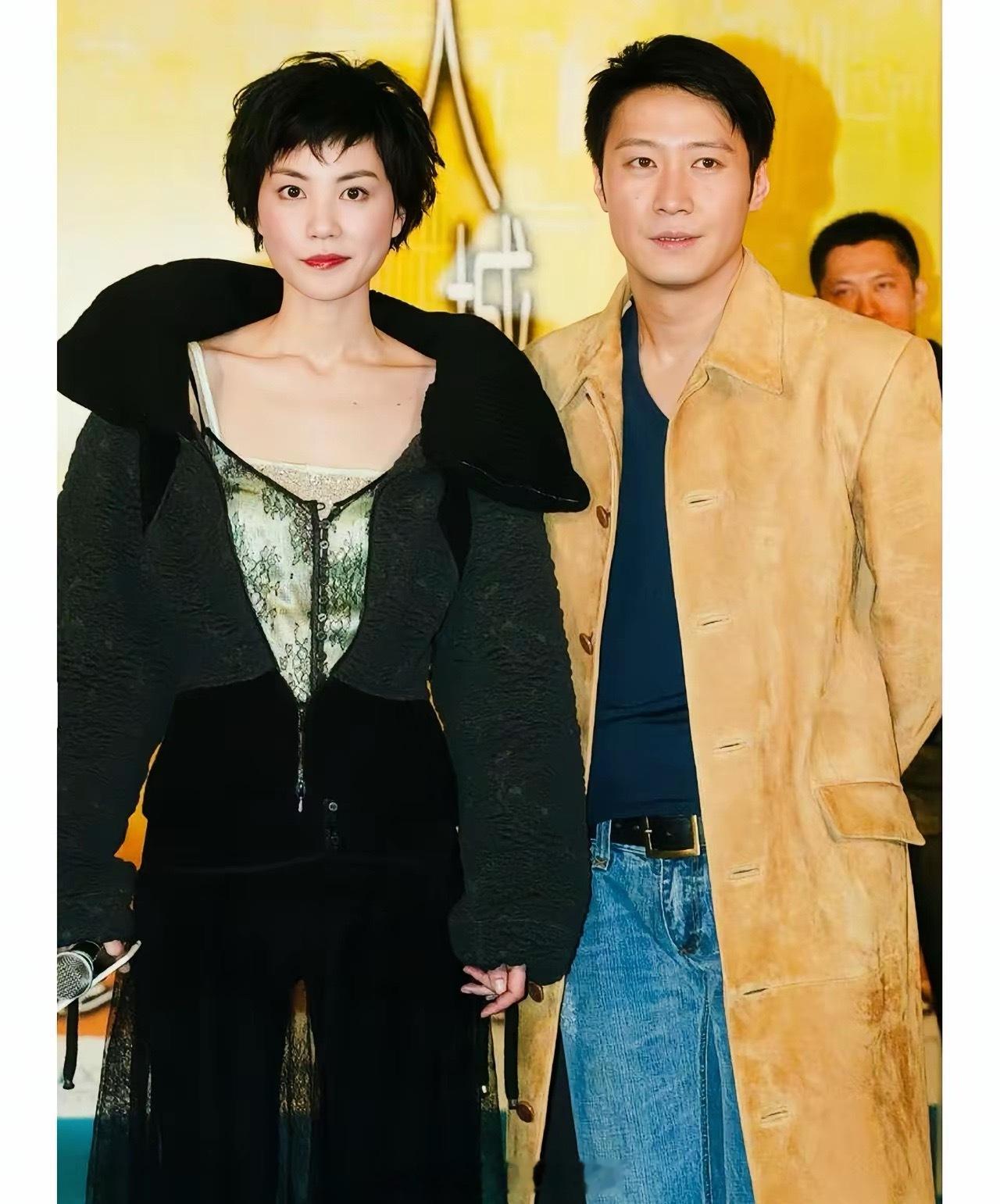 这是2004年，三十五岁的王菲与三十八岁的黎明的合影。彼时的王菲状态俱佳，比少女