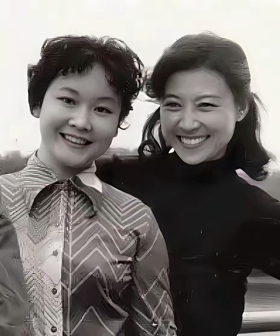 80年代上海黄浦江边，李谷一与王馥荔罕见同框。一个歌坛泰斗，一个“天下第一嫂”，