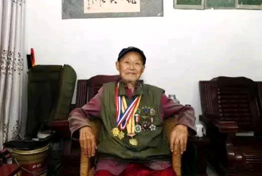 1984年，我国一名22岁的士兵陈洪远，意外发现一窑洞，里面竟然还传出女人