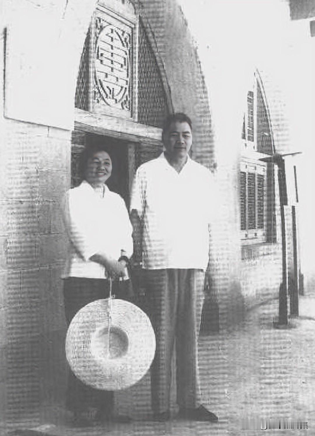 新中国建立后，张宗逊上将和妻子杜芳重返延安留影。张宗逊与毛泽东有着长达几十年的深