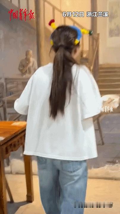 “视觉错觉闹出意外！”浙江早餐店内一幅3D楼梯壁画以假乱真，就餐的上海女孩没