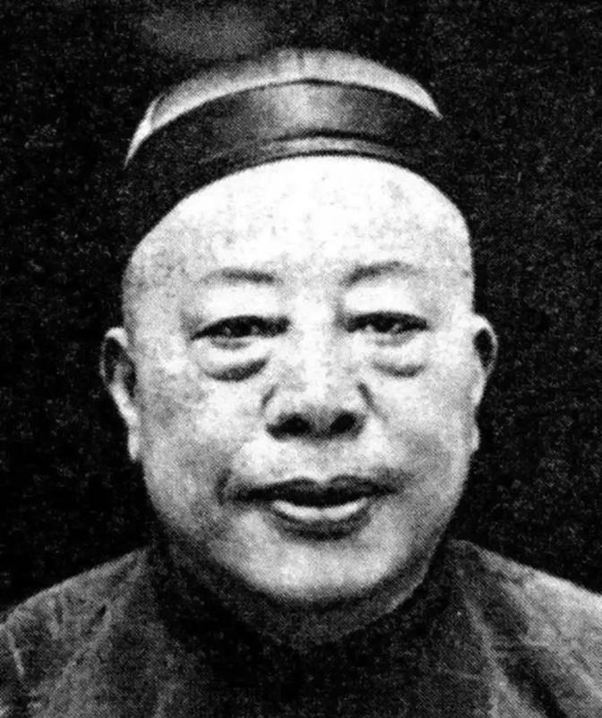 1922年，上海滩大佬黄金荣正在看戏，突然一个小伙子冲进来，啪啪给了他两巴掌。居