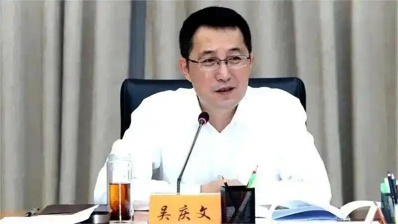 祝贺祝贺！虽然镇江市委书记和苏州市长都是正厅级，但明显书记是“一把手”，手中的权