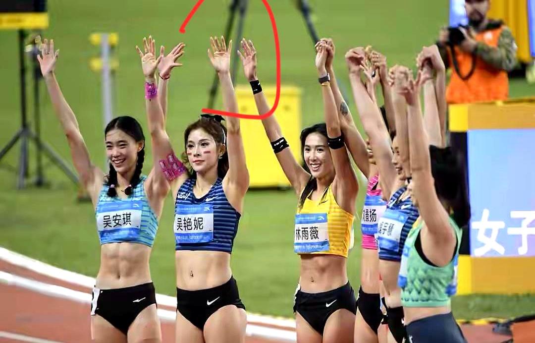 吴艳妮张扬的个性融入不了团队全运会女子100米跨栏决赛后，刘景扬夺冠庆祝
