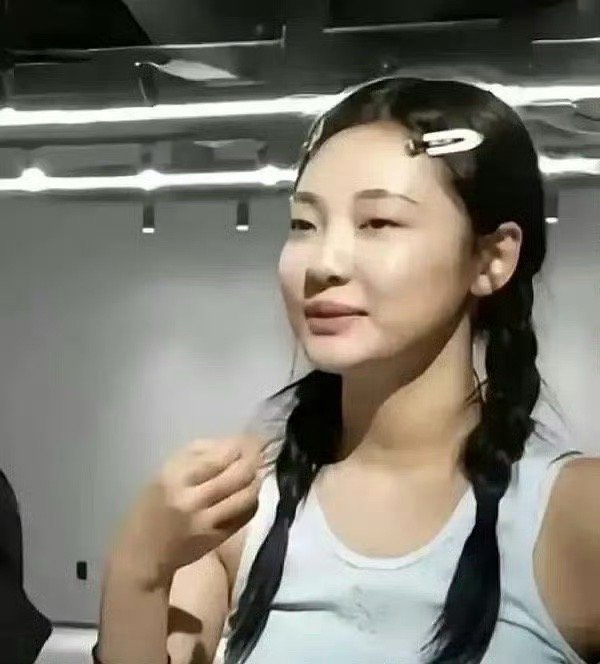宁艺卓眼妆前后反差好大