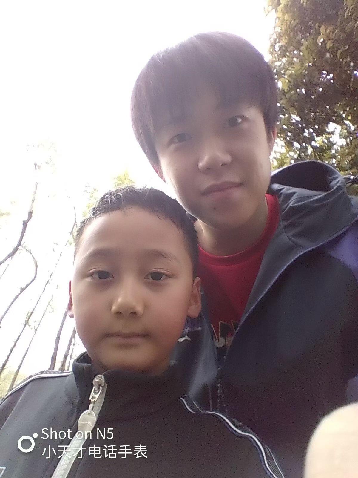 西藏乒训中心发了小朋友用小天才电话手表和王楚钦的合影📸“小队员旦增旦巴与王楚钦