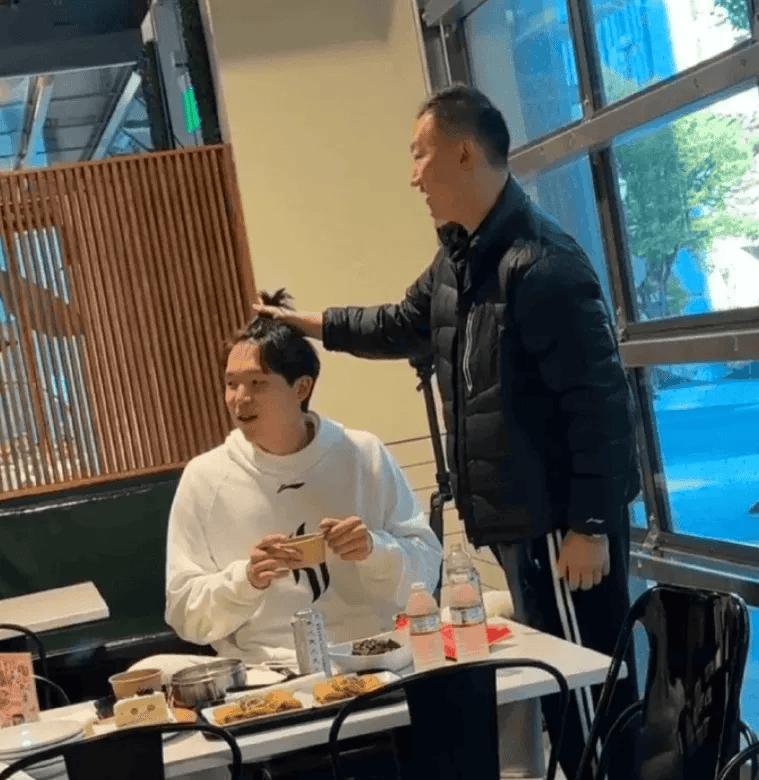 开拓者主教练正赛不再讲人情世故！下半场直接弃用杨瀚森，坐穿冷板凳不给一分钟的上场