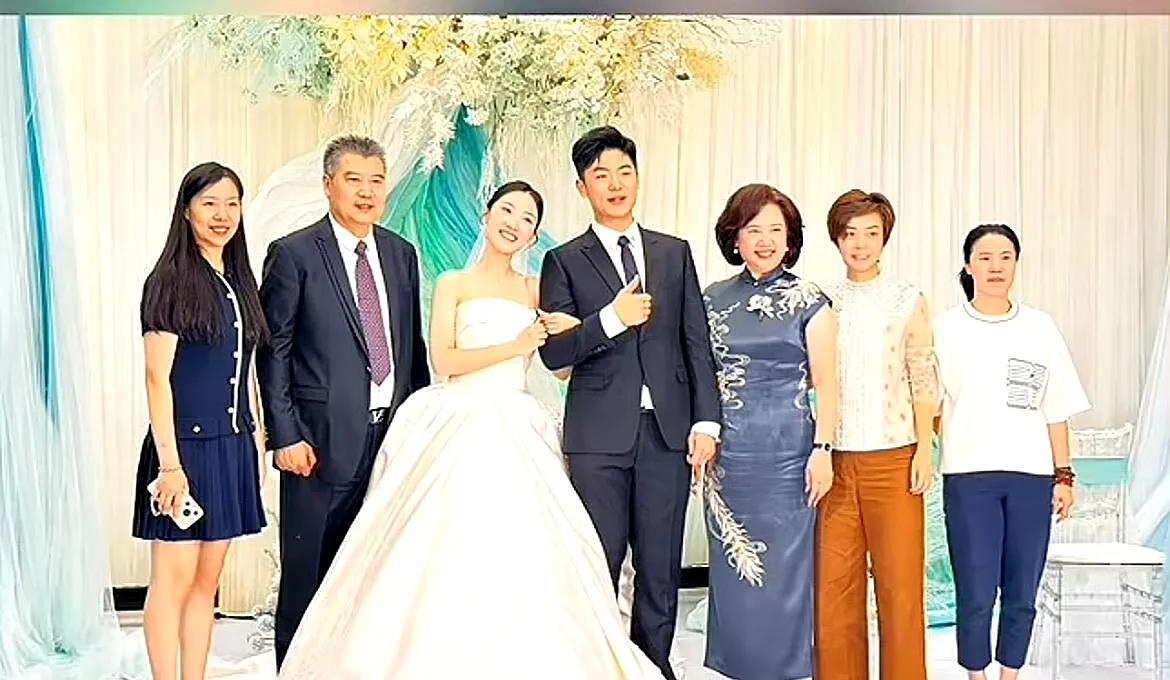 6月7日王楠参加李隼女儿婚礼穿搭很普通休闲的家庭主妇一样，也就是大玉镯和鸽子蛋戒