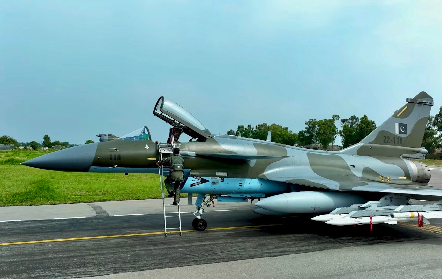 巴基斯坦空军J-10CE战机，目前观察到至少有4架已经涂上了击落印军战机的标志，