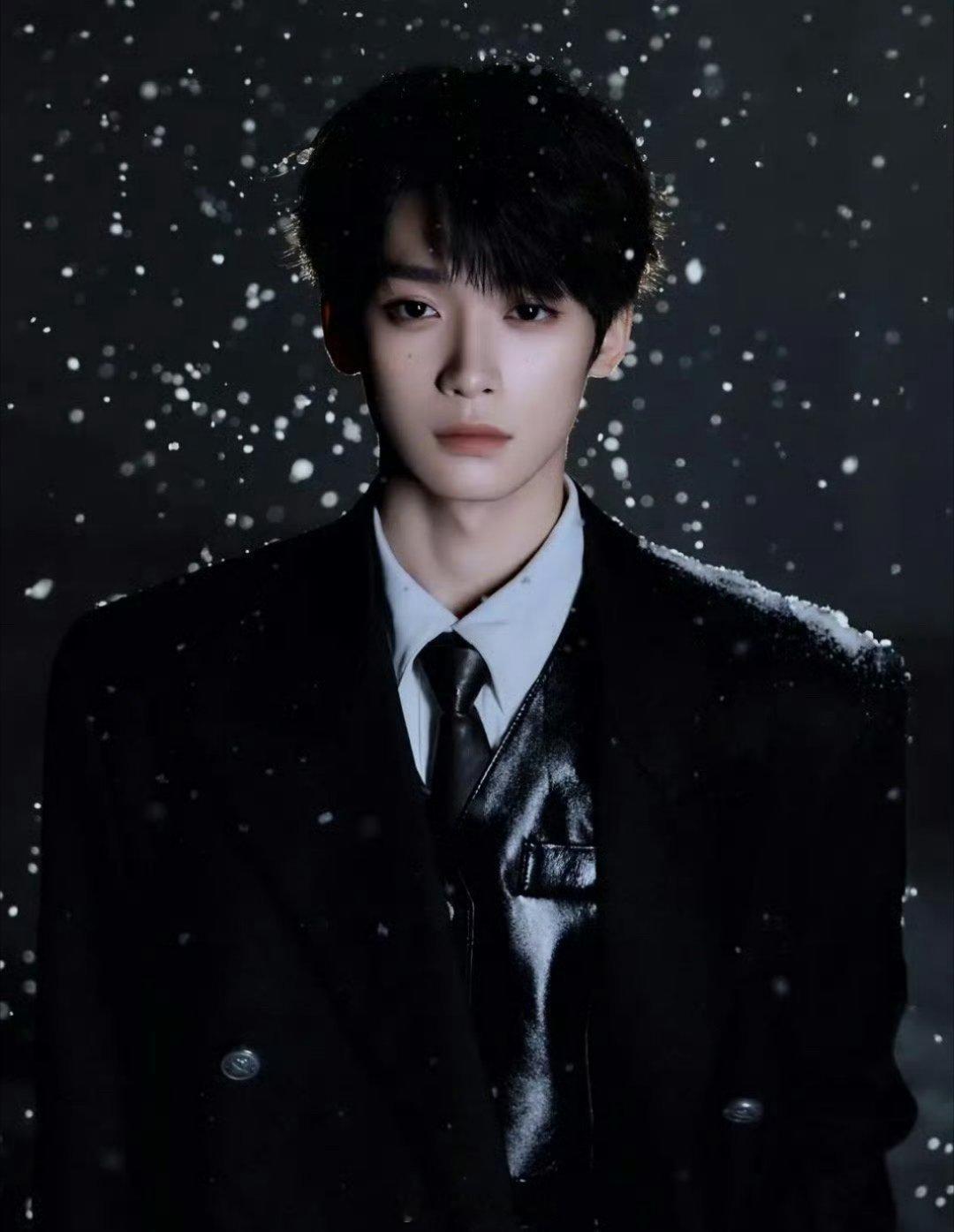 梓渝的初雪氛围照片来了，这个雪中飘着雪拍照，真的很有大冬天韩剧男主的氛围感即视感