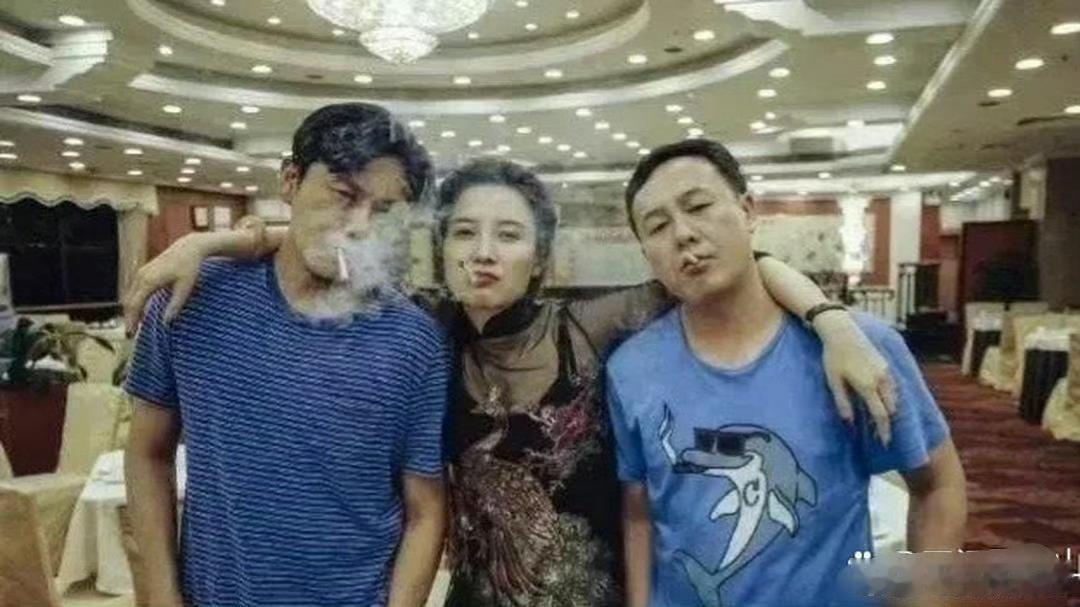 这照片，估计宋佳出十万，都想删除吧。