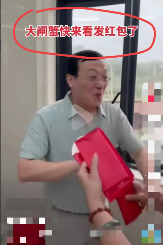 老谢到底还是没能逃过网友对红包一事的耿耿于怀！瑾汐瑞安的亲生父母果真是财大气粗