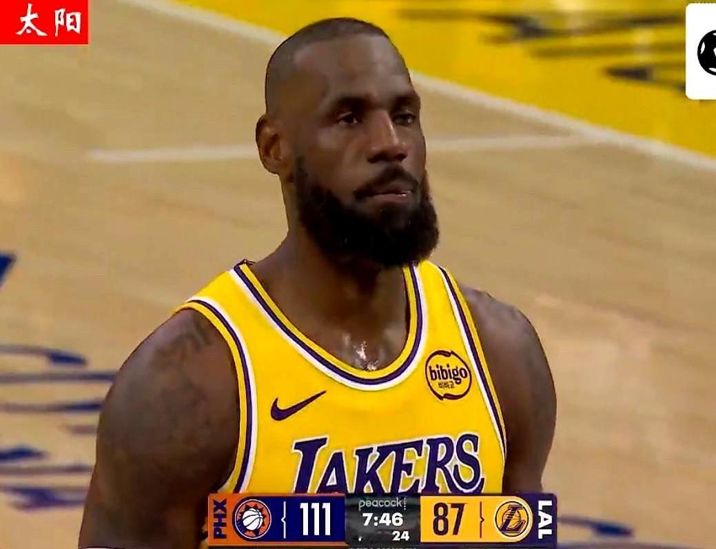 我真的看傻了！詹姆斯居然单场得分没到10分？！现在网上吵翻了，有人说“这下滑