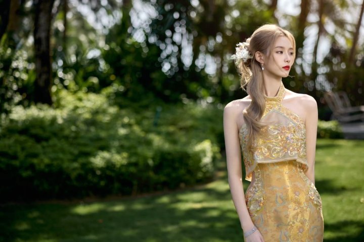 徐艺洋的金色旗袍造型美到失语！！