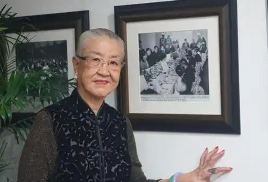 原来国防部长耿飚的长女，一夜之间被查封了所有资产，她选择放下国内千万资产毅然出走