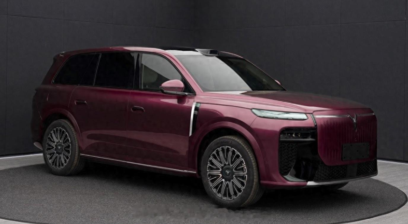 全新岚图泰山8的实车图被曝光，新车采用了5座布局，搭载了1.5T插混动力，纯电续