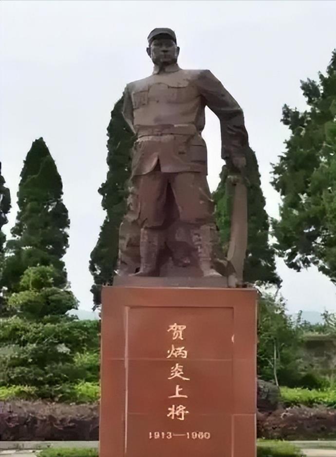 1949年7月，解放军进攻马家军骑兵14旅防守的固关，军长贺炳炎下令：“把大炮全