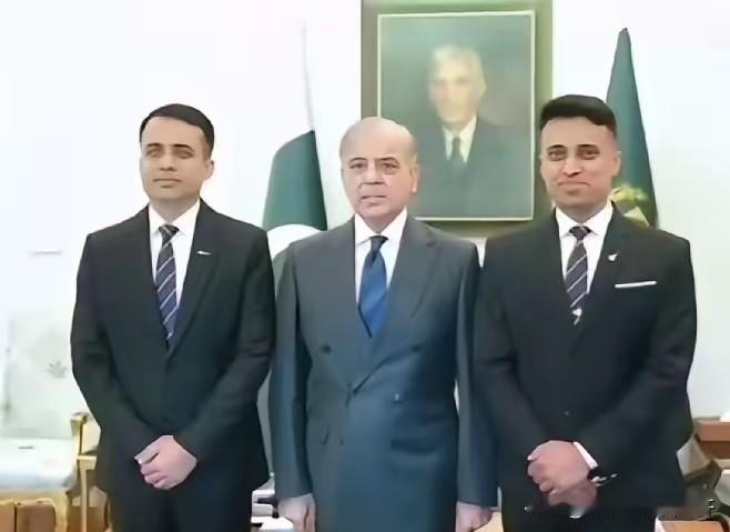 就这样定了调！4月23日巴总理夏巴兹，会见了两名将出征的准宇航员。他说道：