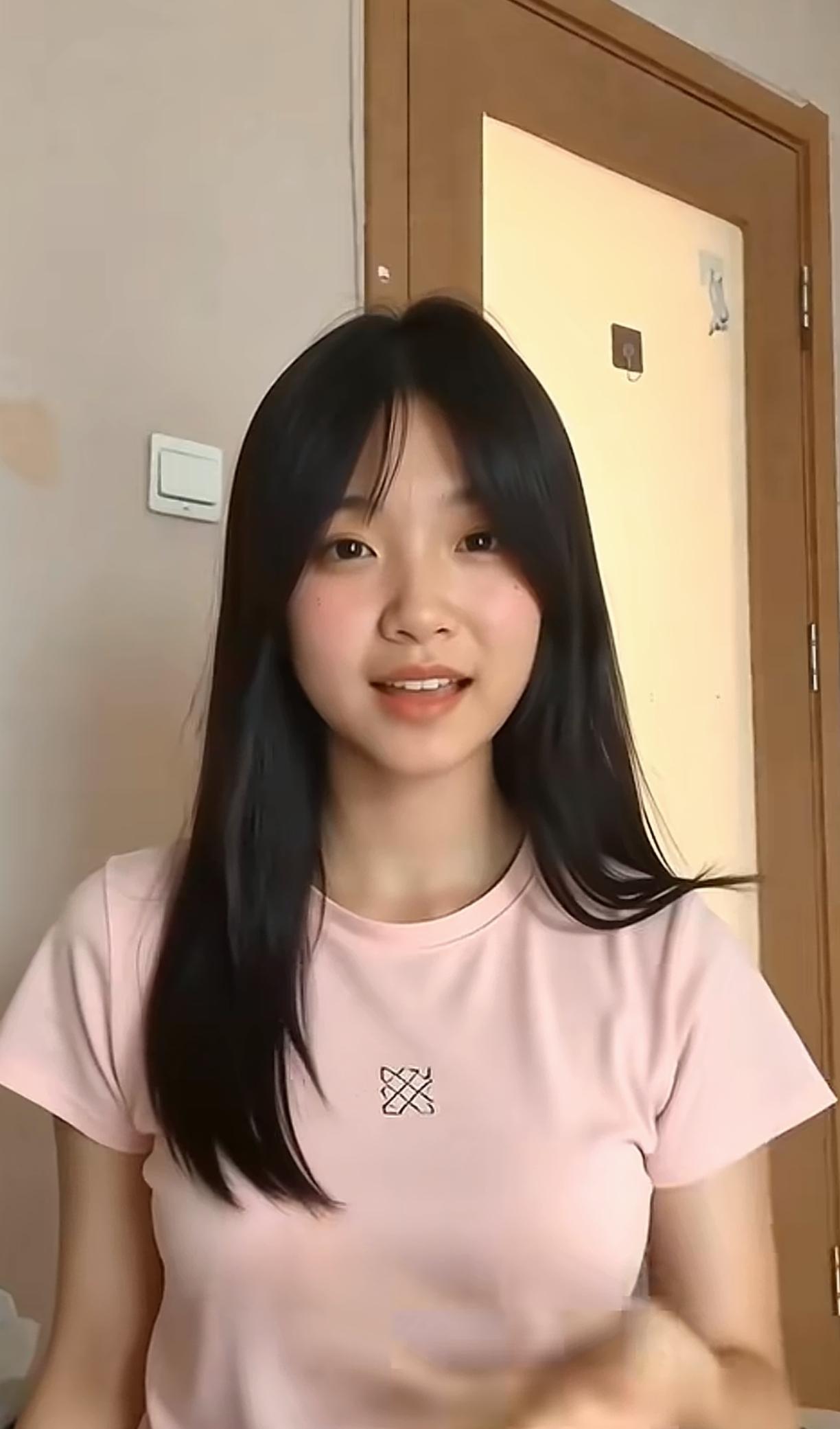 元气少女，青春风暴，长发及肩，可爱动人。