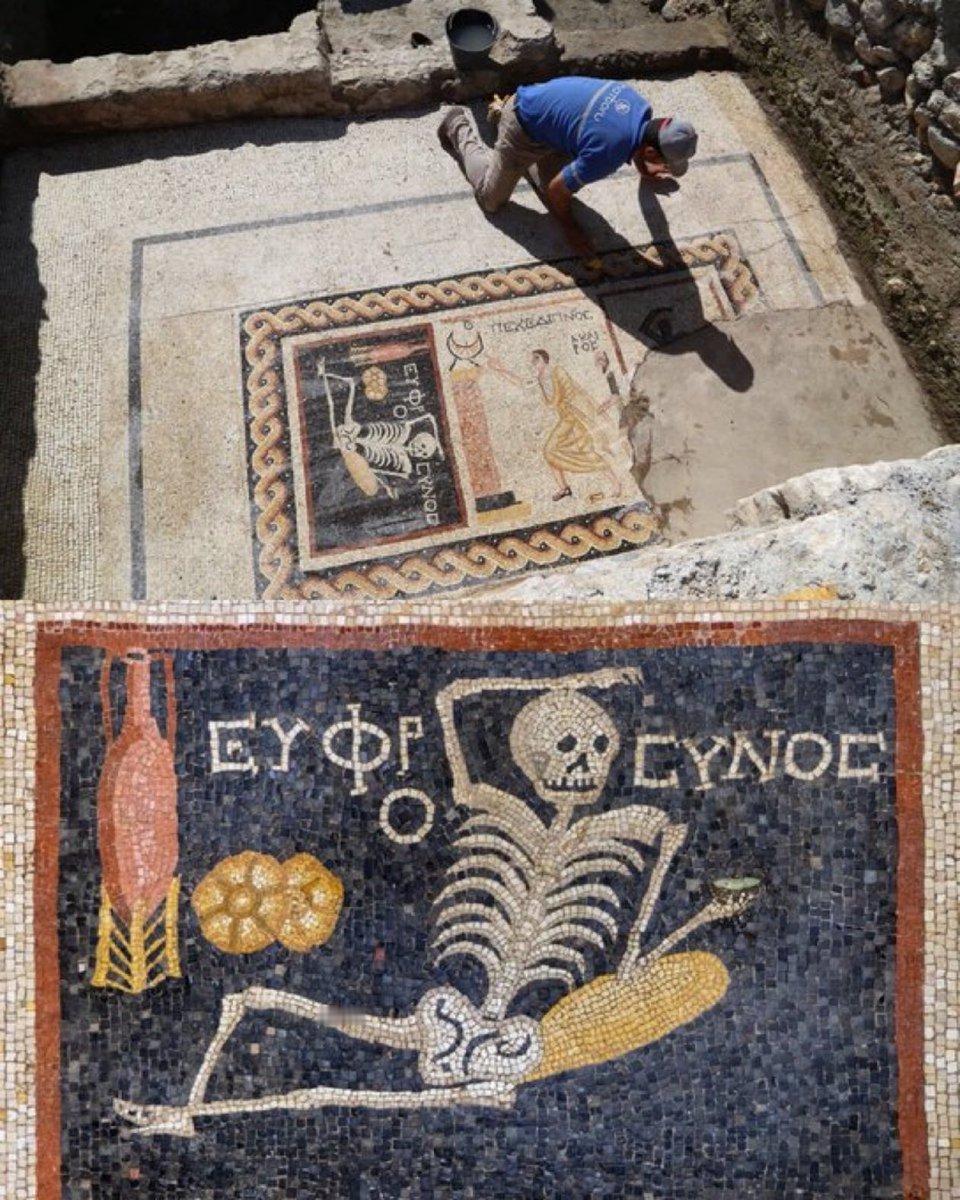 考古学家在土耳其发现了一幅距今约2400年的古代骨架马赛克画，并配有一句寓意深刻