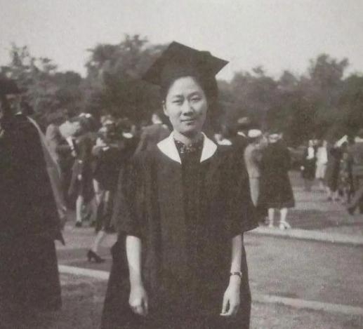 1932年，钱钟书追求燕大校花赵萝蕤，赵萝蕤根本没看上，而是喜欢当时一文不名的穷