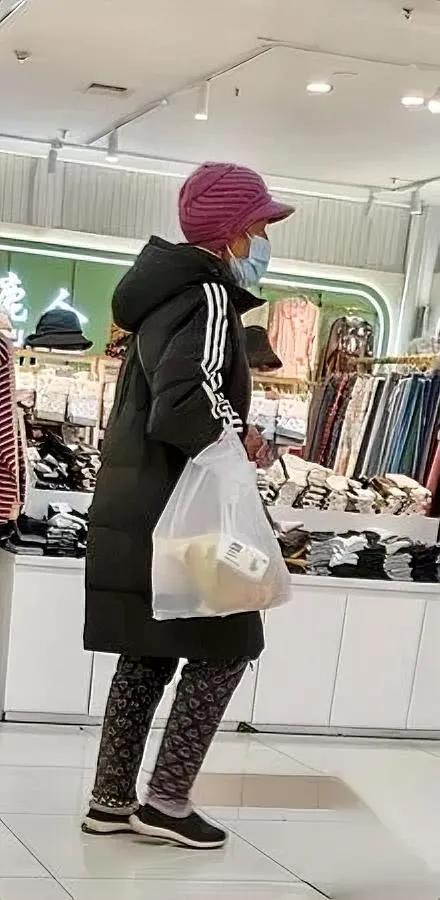 同事奶奶太奇葩？偷坚果藏起来却不吃我同事总吐槽她奶奶，说这老太太是"自私