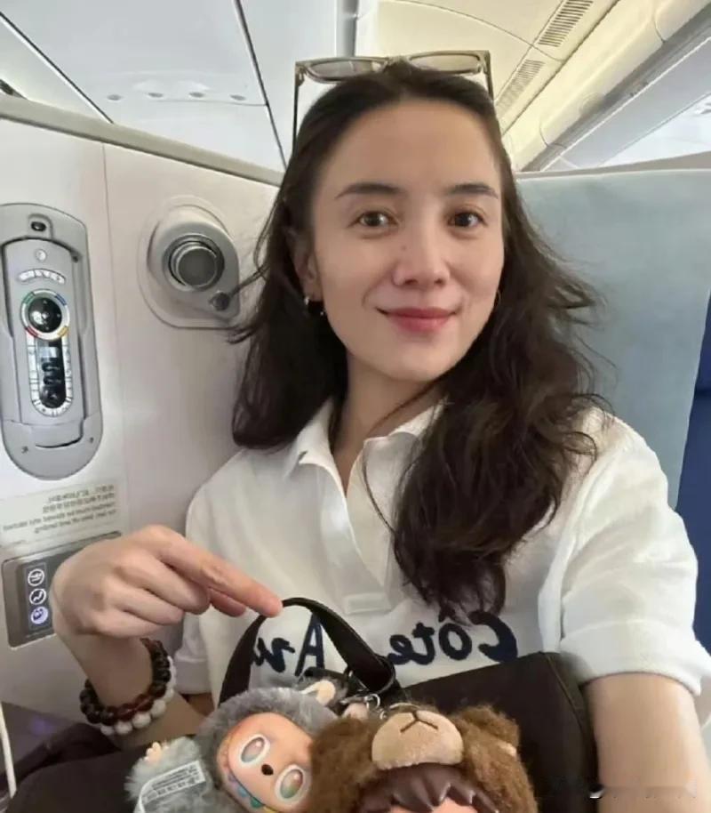 宋佳在飞机上晒自拍照，皮肤真的太好了！干净细腻0毛孔，光这一点就秒杀了很多人！轮