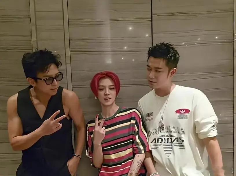 鹿晗咋成这样了，旁边的邓超都比他壮