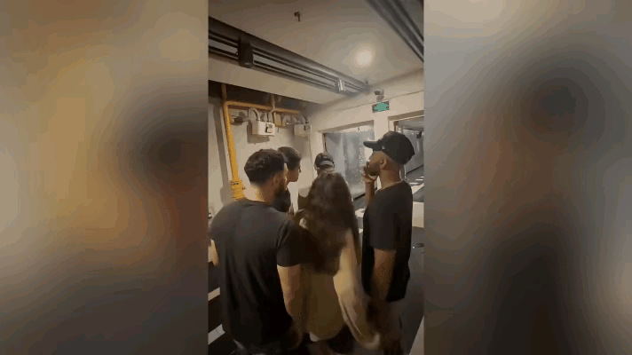 几个外国人在中国对中国人言语不敬，新疆小伙上前硬刚，“这里是中国，我是中国人，不