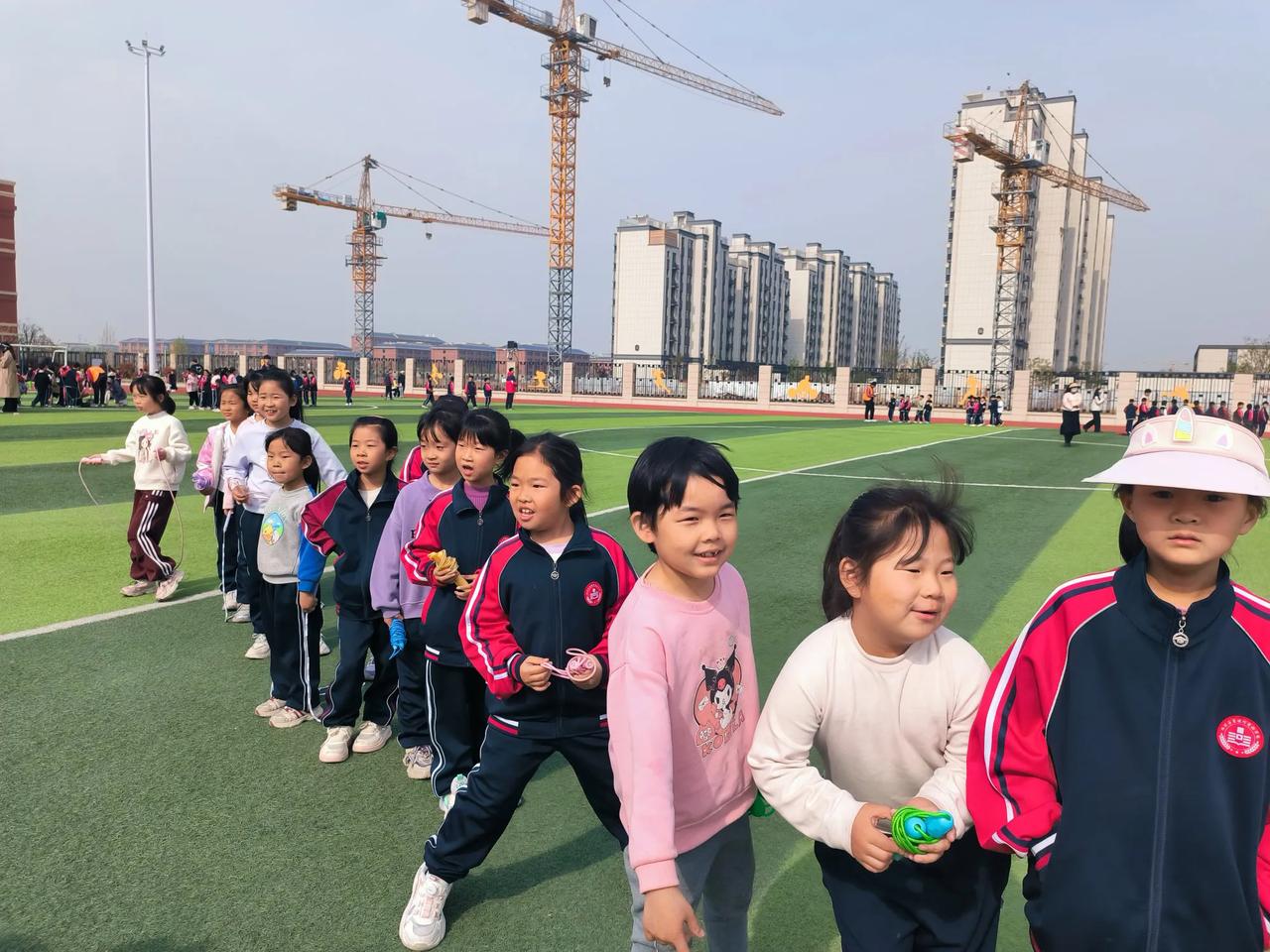 课间操后，学生回教室，发现很多学生手里拖拉着跳绳。每次绳操之后，有一个统一的