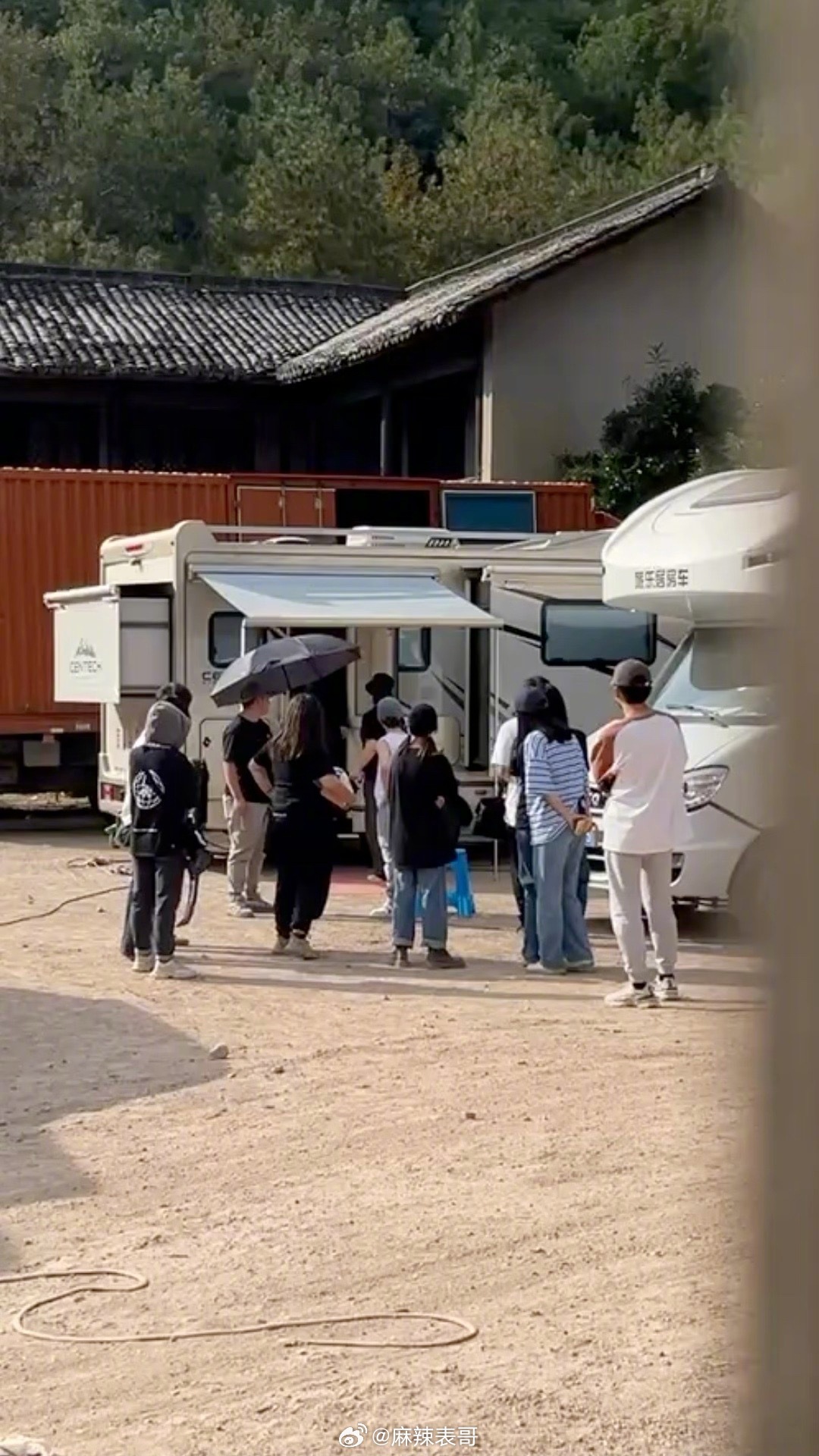 程潇昨天公开说自己档期很空引起很多人心疼今天就被网友发现她一身行头都要170万2