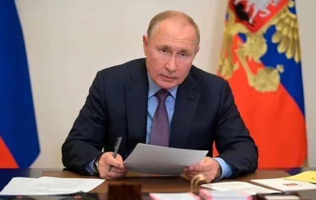 美国记者问普京，如果中国大陆要解放台湾，俄罗斯会不会插一脚，而普京干脆利落的话，