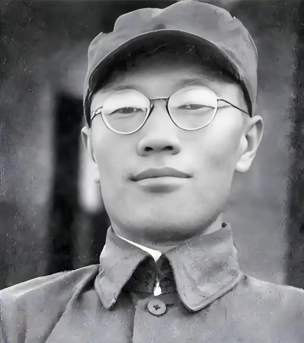南京保卫战时全团打光，他一个人活着爬出来；被蒋介石下令秘密枪决，他却翻墙跑了；被