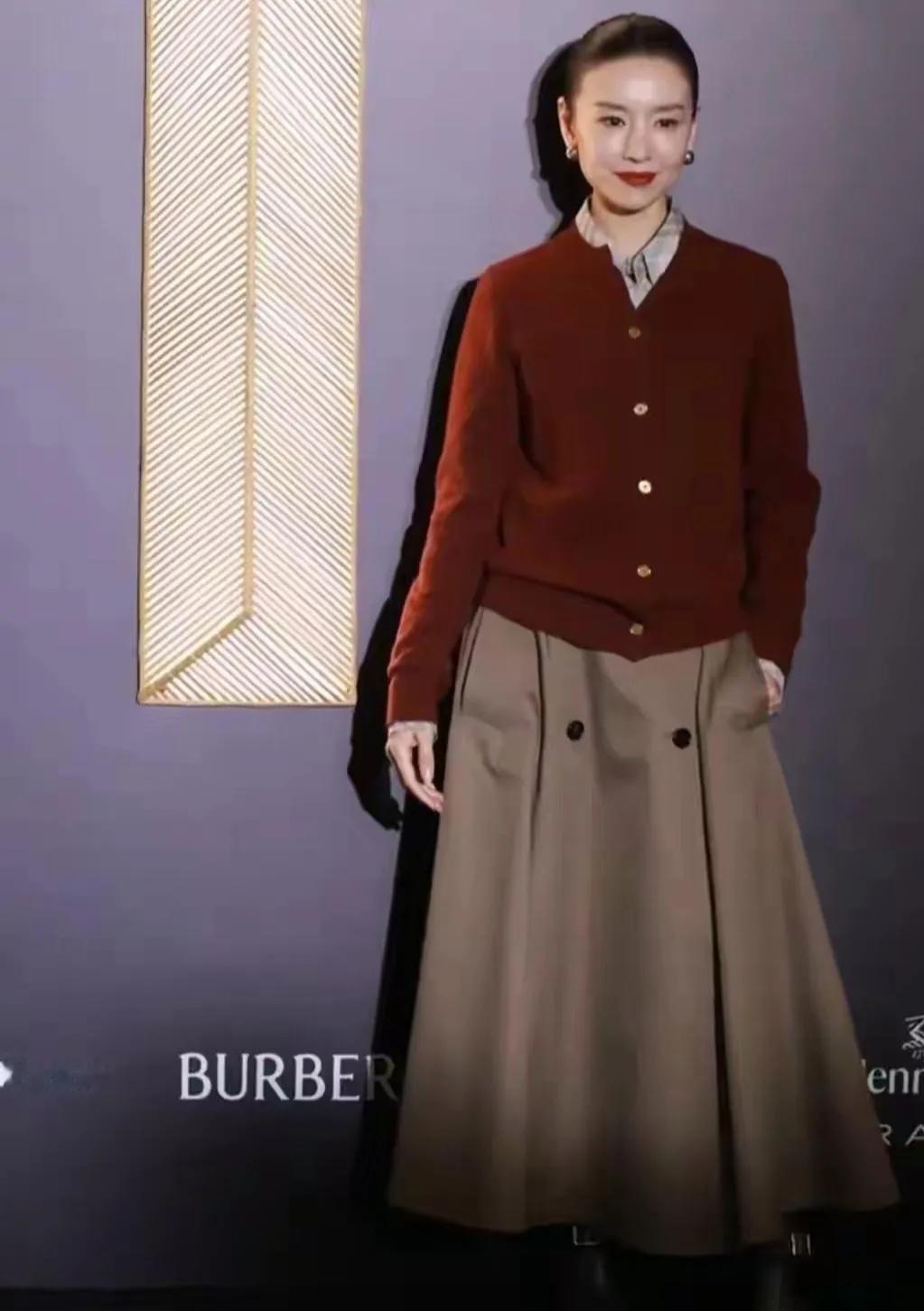 董洁这状态，哪像45岁啊！焦糖针织开衫+卡其半裙，简约配色衬得气质又干练~