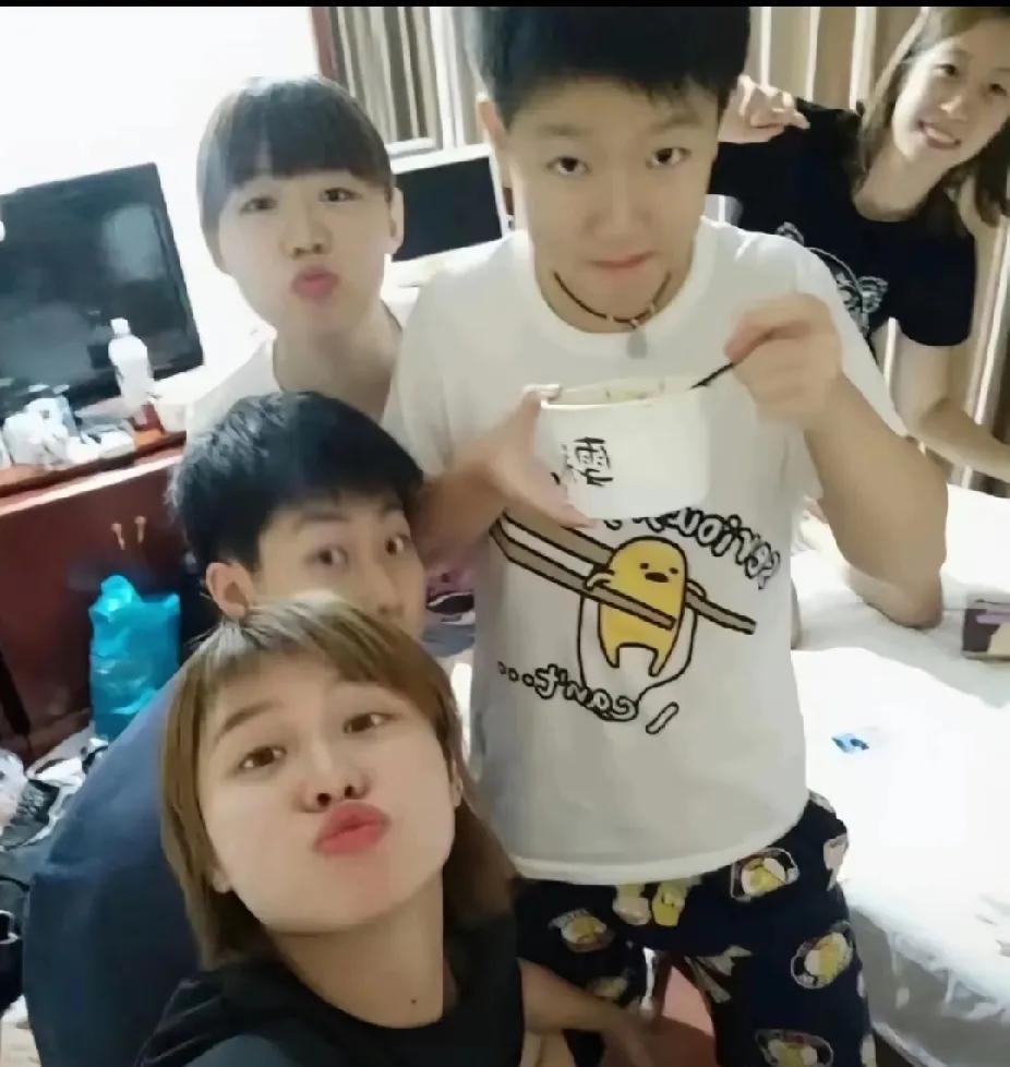 考古挖到宝！莎莎的可爱库存照太绝了没比赛的日子疯狂想莎莎，考古挖到这张“新”合